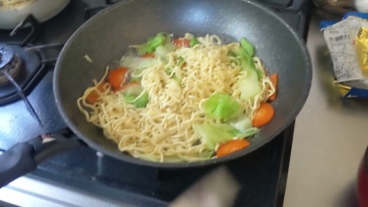 とある男のグダグダ朝ごはん　インスタントラーメンのまぜそば