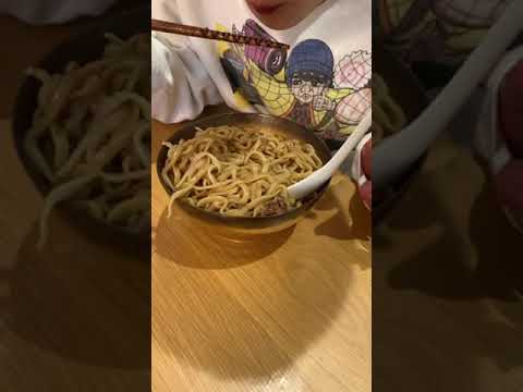 ラーメン二郎千住大橋駅前店のテイクアウトをすする成田さん。 #shorts