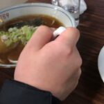 豪徳寺丸長でつけ麺とラーメンと焼きめしを食べる女