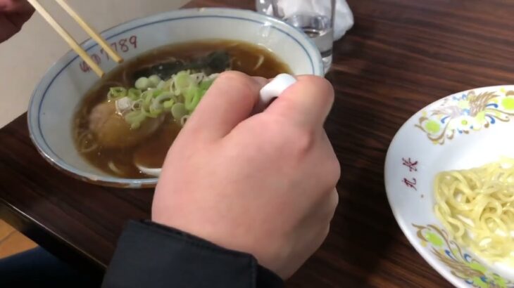 豪徳寺丸長でつけ麺とラーメンと焼きめしを食べる女