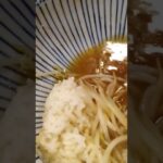 広島発辛口つけ麺のたれでつくった熱いラーメンのスープに白ごはんを投入　辛い辛い辛い　けどほどよい辛さ　（映像は汁なし担々麺になってて間違ってた　オタフクソースの広島発辛口つけ麺のたれでした