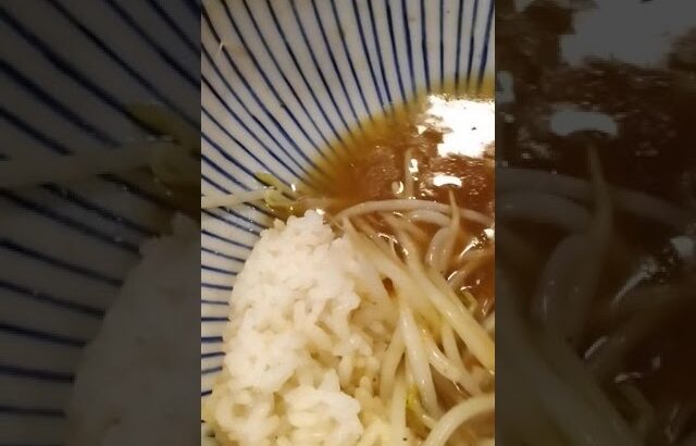 広島発辛口つけ麺のたれでつくった熱いラーメンのスープに白ごはんを投入　辛い辛い辛い　けどほどよい辛さ　（映像は汁なし担々麺になってて間違ってた　オタフクソースの広島発辛口つけ麺のたれでした