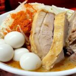 ハナイロモ麺・「二郎系」のワイルドなラーメンを楽しめる。魚粉のトッピングもオススメ – ramen