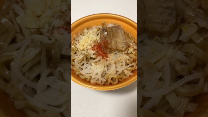 【飯テロ】二郎系ラーメン歴史を刻めがファミリーマートにあったので食べてみた！【コンビニ飯】 #Shorts